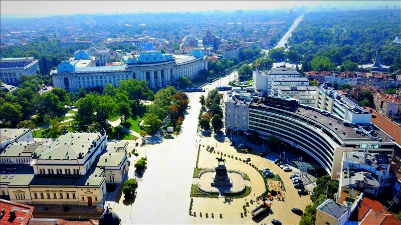 Sofia-flat-panorama-ploshtad-nezavisimost-prezidentstvo-grad-stolica.