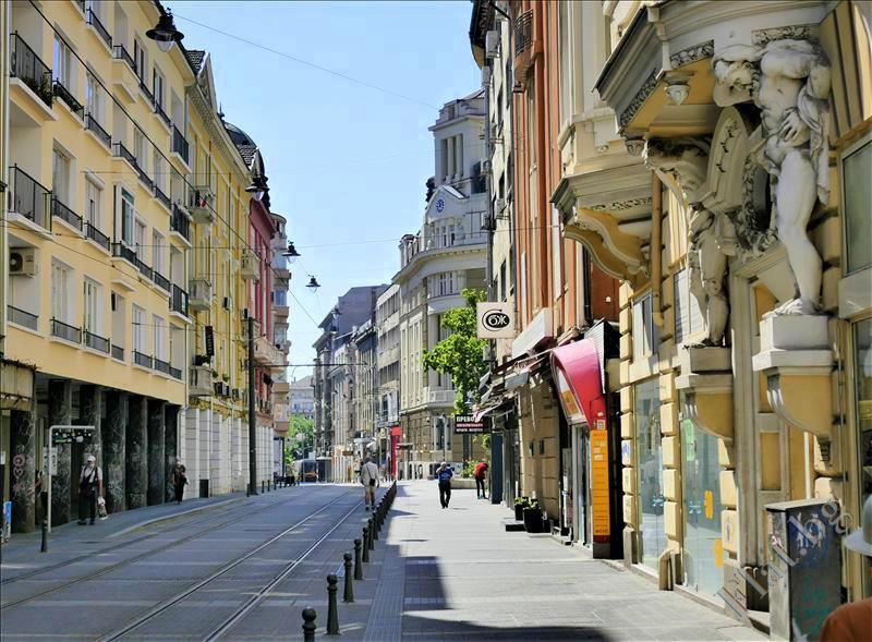 Sofia-flat-ulica-sgradi-tramvajni-relsi-trotoar