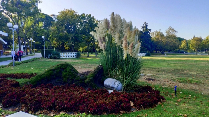 burgas-morska-gradina-flora-skluptura-cvetq
