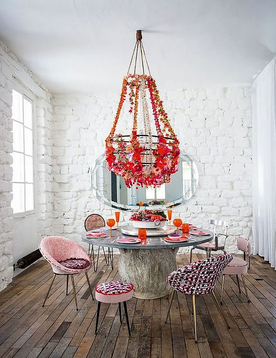 червен и розов цвят маса и столове