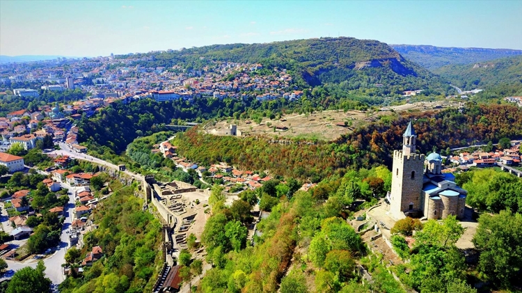 veliko-tarnovo-carkva-krepost-halmove-panorama-grad-izgled